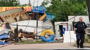 Storm hits Texas, kills 7