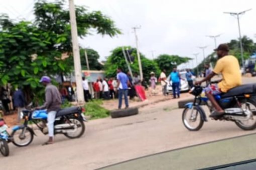 Tensions Escalate in Benue as Police and Youths Storm APC Secretariat, Set Up Blockade