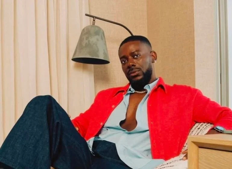 Adekunle Gold kicks as critic calls him ‘ugly’